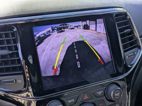 Used 2019 Jeep Grand Cherokee Altitude image 25