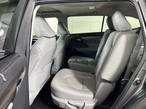 Used 2024 Toyota Highlander Limited image 26