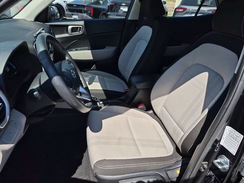 Used 2025 Hyundai Venue SEL FWD image 25