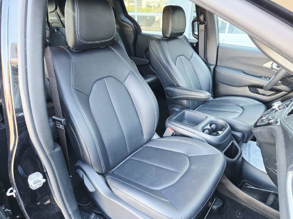 Certified 2025 Chrysler Pacifica Select FWD image 17