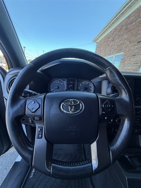 Used 2016 Toyota Tacoma TRD Sport AWD/4WD image 30