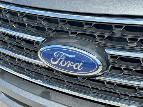 Used 2022 Ford Explorer XLT w/ Equipment Group 202A AWD/4WD image 14