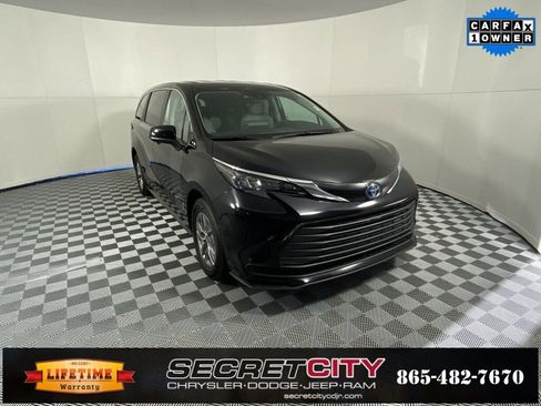 Used 2024 Toyota Sienna LE image 1