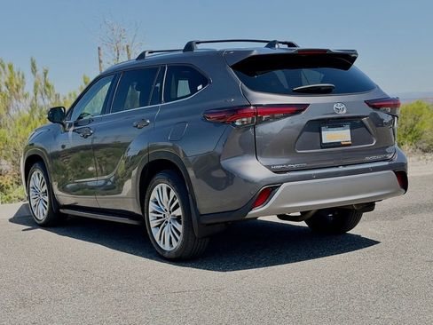 Used 2024 Toyota Highlander Platinum AWD/4WD image 10