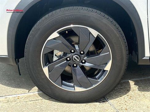 Used 2024 Nissan Rogue SV FWD image 4