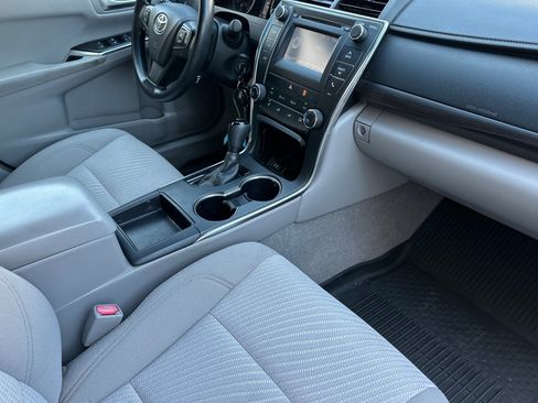 Used 2017 Toyota Camry LE FWD image 17