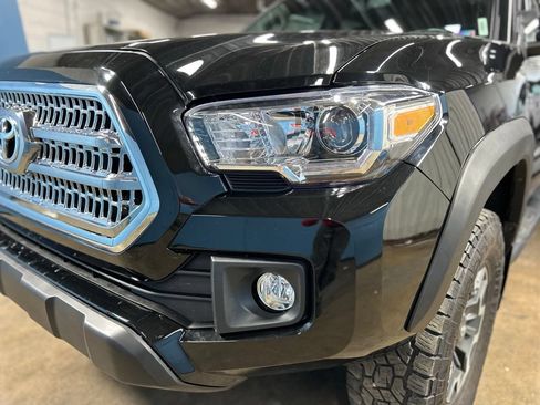 Used 2017 Toyota Tacoma TRD Off-Road AWD/4WD image 6