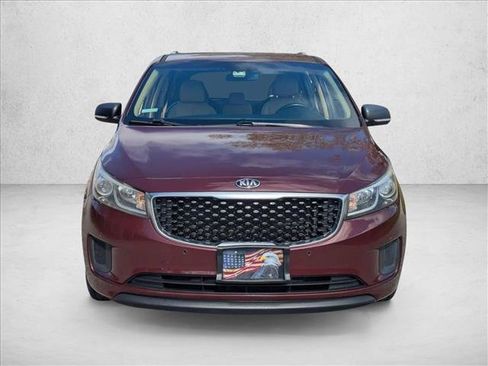 Used 2017 Kia Sedona LX w/ LX Essentials Premium Package image 2