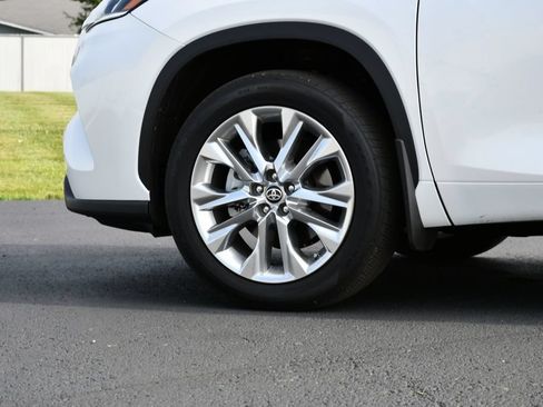 Used 2024 Toyota Highlander Limited FWD image 12