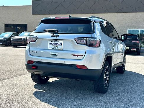Used 2025 Jeep Compass Trailhawk AWD/4WD image 5