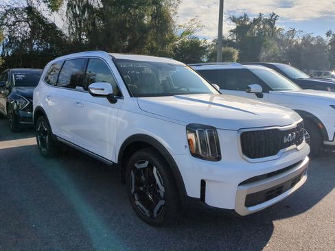 Certified 2024 Kia Telluride EX w/ EX Captain's Chair Package image 12