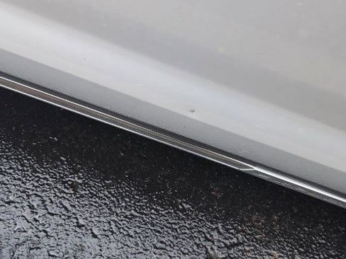 Used 2018 Ford Explorer XLT w/ Equipment Group 201A image 10