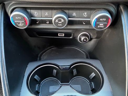 Used 2022 Alfa Romeo Giulia Veloce AWD/4WD image 30