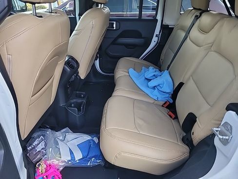 Used 2018 Jeep Wrangler Unlimited Sahara image 5