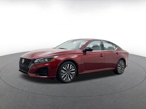 Used 2025 Nissan Altima 2.5 SV FWD image 3