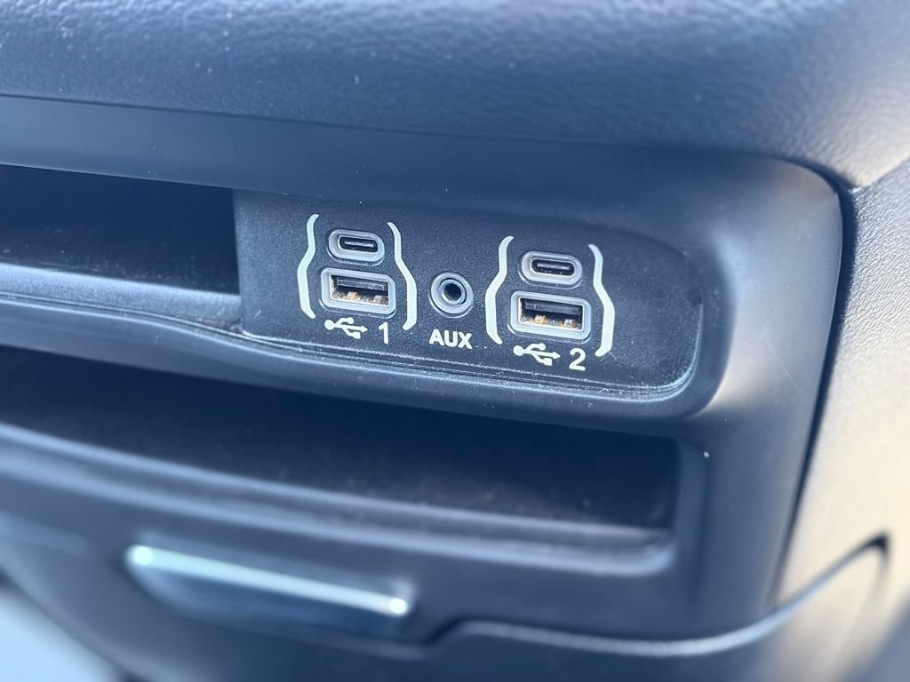 Certified 2025 Chrysler Pacifica Select FWD image 31