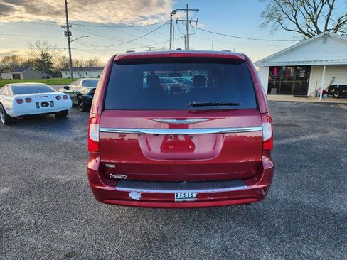 Used 2013 Chrysler Town & Country Touring image 6