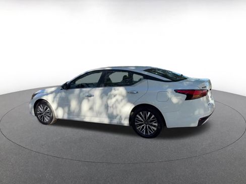 Used 2025 Nissan Altima 2.5 SV image 10