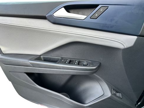 Used 2024 Volkswagen Taos SE image 11