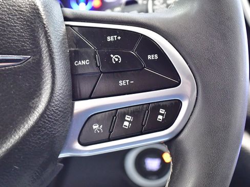 Used 2025 Chrysler Pacifica Select FWD image 26