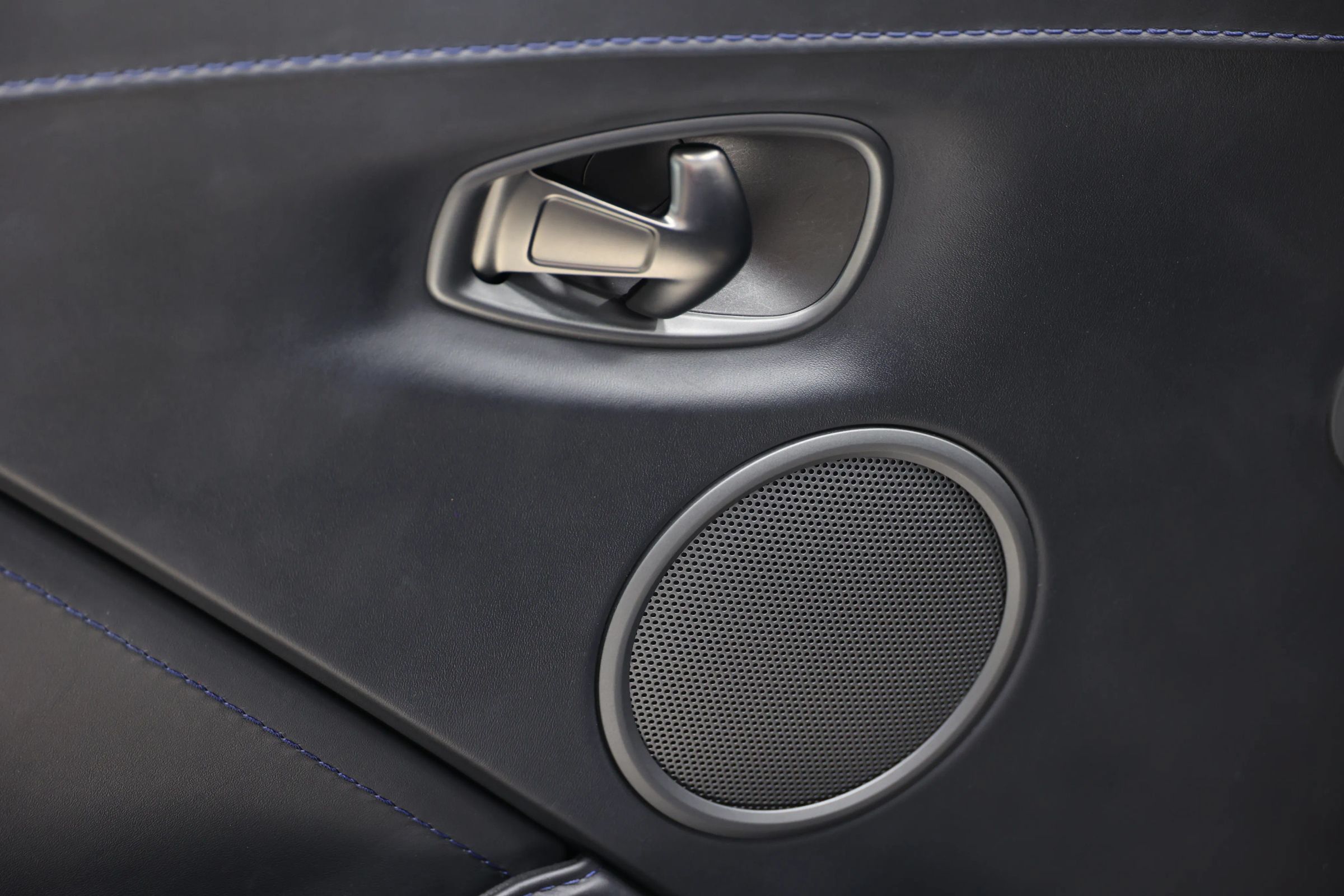Used 2023 Aston Martin V8 Vantage Roadster RWD image 13