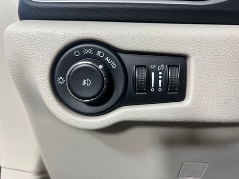 Used 2023 Chrysler Pacifica Touring-L FWD image 32