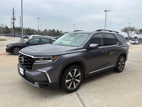 Certified 2025 Honda Pilot Touring image 4