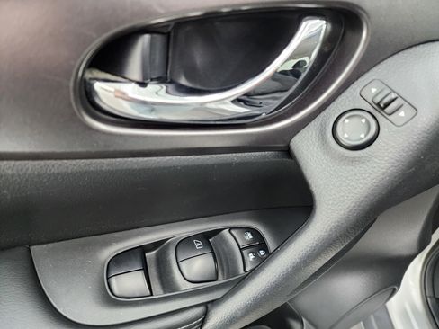 Used 2016 Nissan Rogue SV image 37