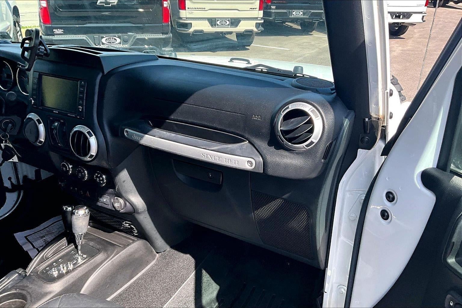 Used 2016 Jeep Wrangler Unlimited Sahara w/ Connectivity Group AWD/4WD image 15