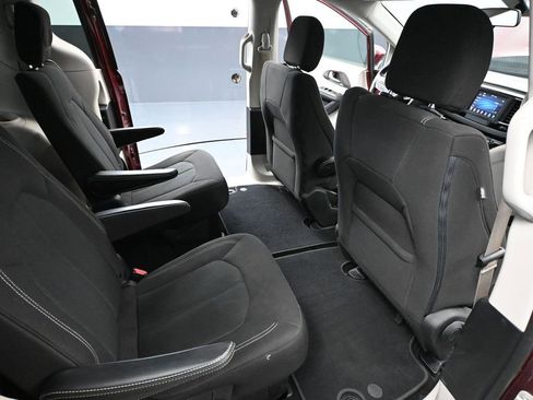 Used 2021 Chrysler Voyager LX image 42