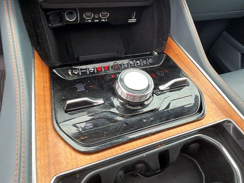 Used 2024 Jeep Grand Wagoneer Series III AWD/4WD image 31