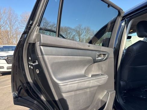 Used 2023 Toyota Highlander XLE image 32