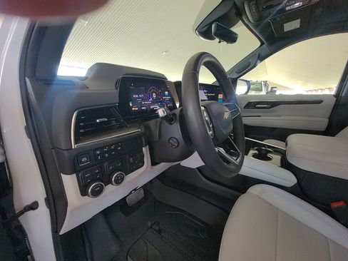 Used 2025 Chevrolet Tahoe Premier AWD/4WD image 14