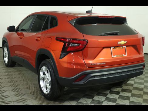 Used 2024 Chevrolet Trax LS w/ LS Convenience Package image 14