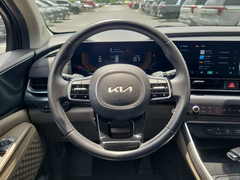 Used 2025 Kia Carnival FWD image 11