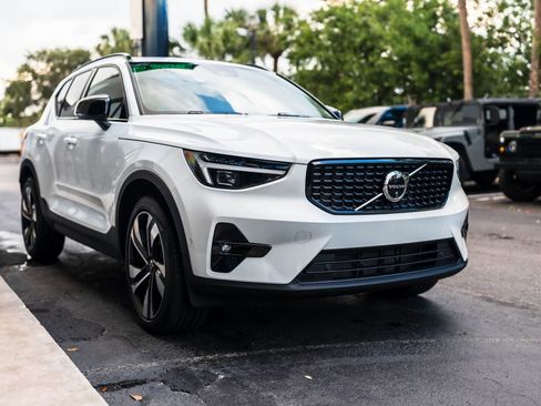 Used 2025 Volvo XC40 B5 Plus w/ Protection Package Premier AWD/4WD image 5