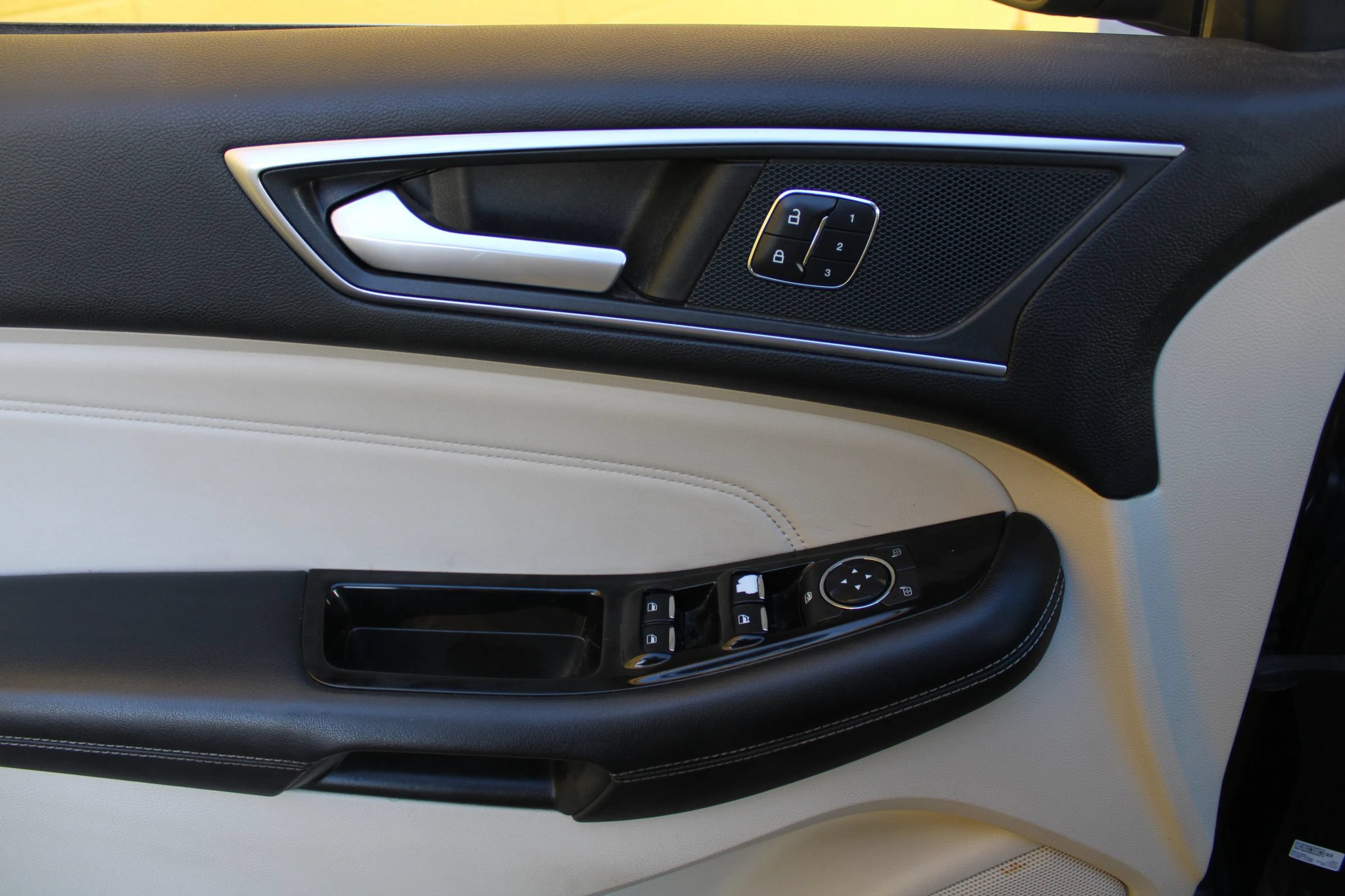 Used 2018 Ford Edge Titanium FWD image 7