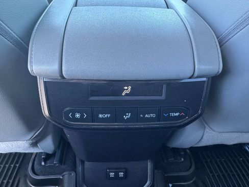Used 2021 Toyota Highlander XLE AWD/4WD image 30