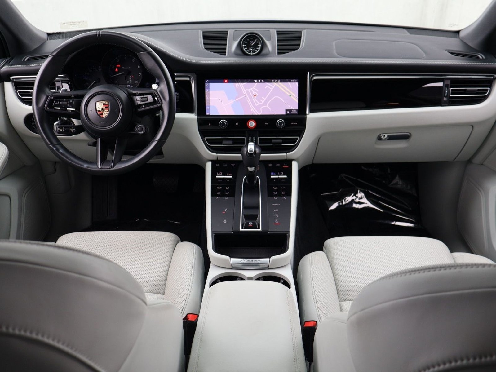 Certified 2023 Porsche Macan Turbo AWD/4WD image 20
