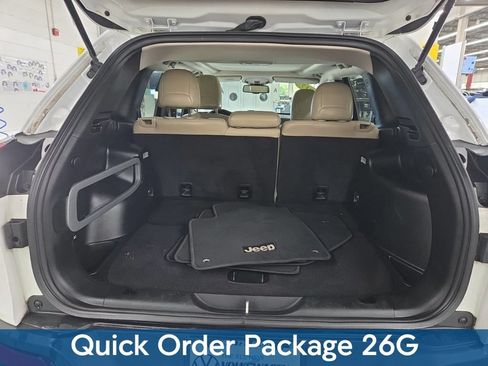 Used 2017 Jeep Cherokee Limited AWD/4WD image 3