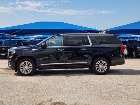 Used 2022 GMC Yukon XL Denali AWD/4WD image 3