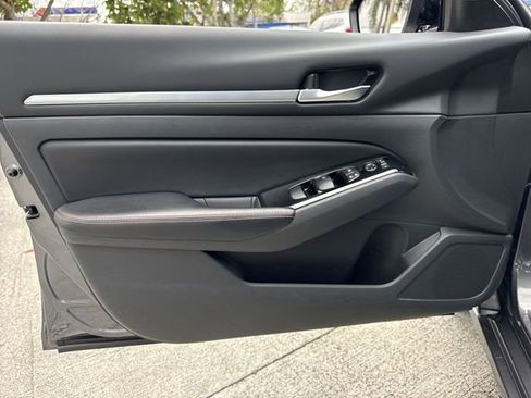 Used 2024 Nissan Altima 2.5 SR FWD image 13