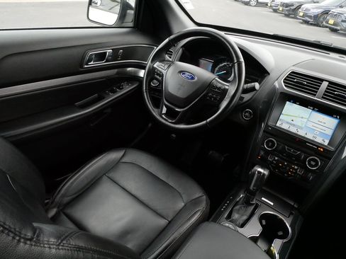 Used 2018 Ford Explorer XLT w/ Equipment Group 202A AWD/4WD image 9
