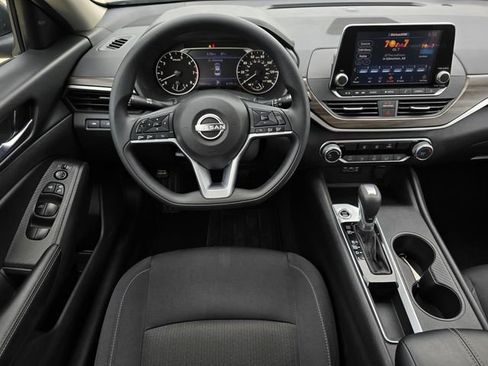 Used 2025 Nissan Altima 2.5 SV FWD image 9