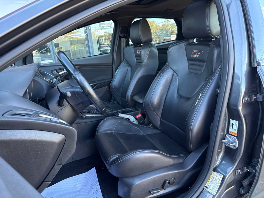 Used 2017 Ford Focus ST w/ Equipment Group 402A FWD image 3