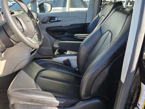 Used 2024 Chrysler Pacifica Touring-L image 29