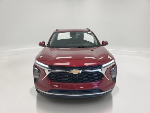 Used 2025 Chevrolet Trax LT w/ LT Convenience Package FWD image 2