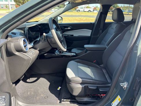 Used 2025 Chevrolet Trax LT FWD image 25