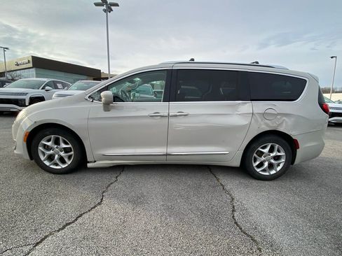 Used 2017 Chrysler Pacifica Touring-L Plus w/ Tire & Wheel Group image 4