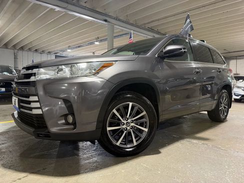 Used 2018 Toyota Highlander XLE AWD/4WD image 2